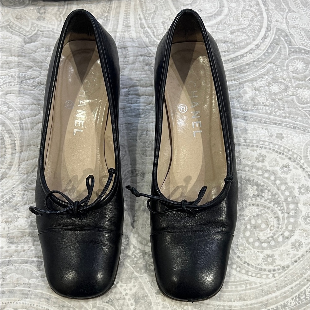 CHANEL Black Leather Flats with Bow Detail